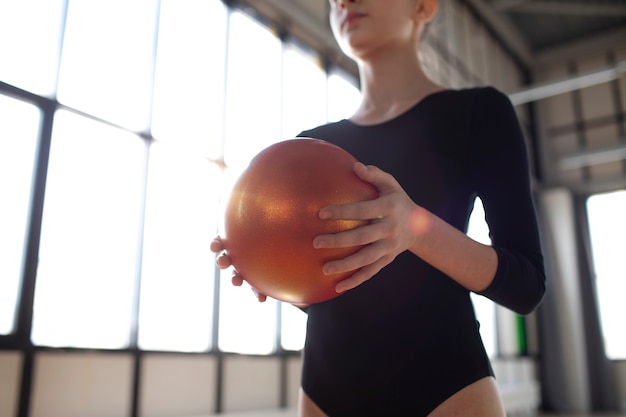 Gratis foto jong meisje training in gymnastiek