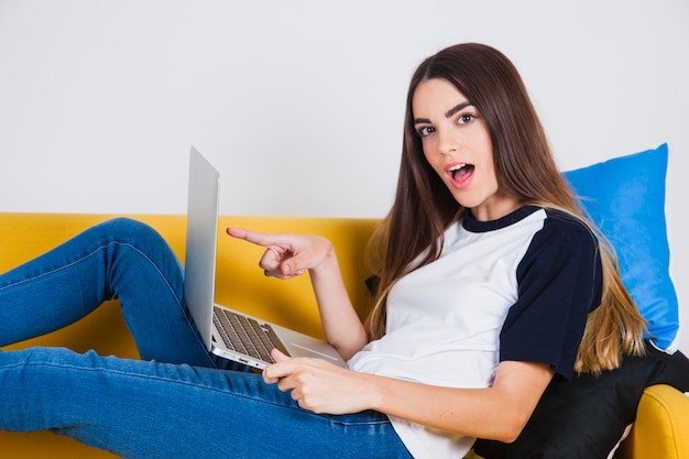 Jong meisje verrast met haar lap top