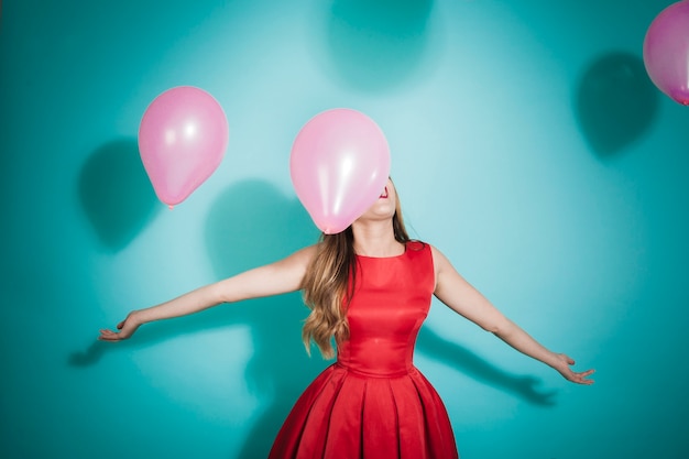 Gratis foto jong meisje vieren met ballonnen