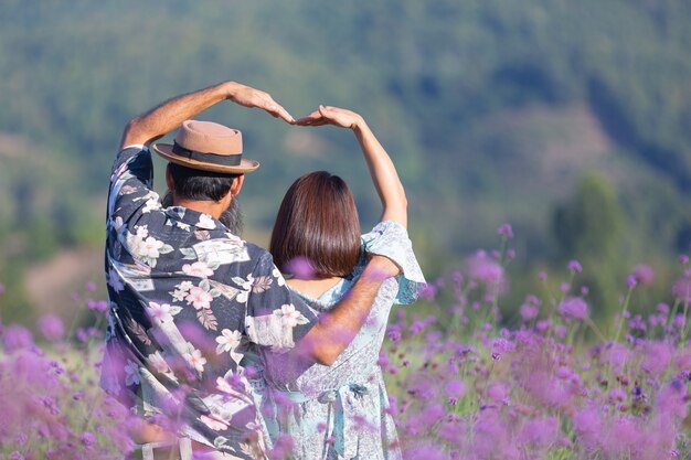 Jong paar bij bloemgebied