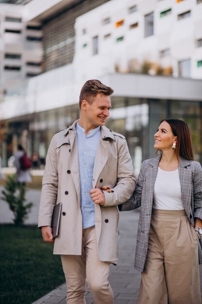 Jong paar dat samen in stad loopt