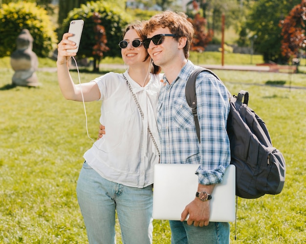 Jong paar dat selfie in het park neemt