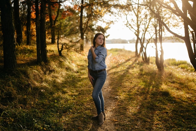 Gratis foto jong paar in liefde. een liefdesverhaal in het herfstbospark