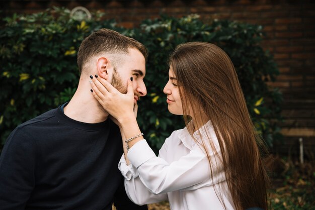 Jong paar in liefde in tuin