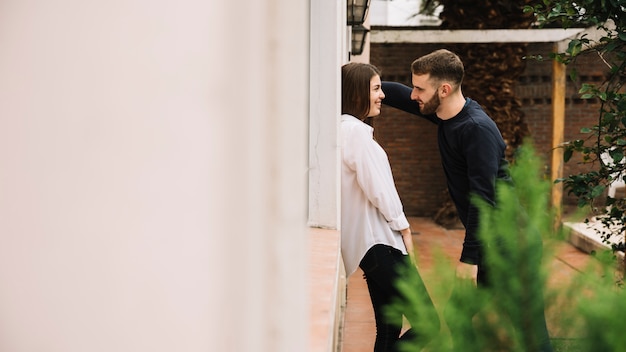 Gratis foto jong paar in liefde in tuin