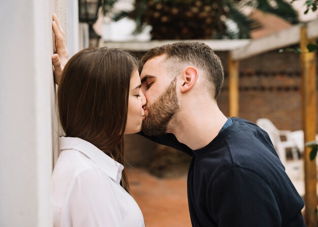 Jong paar in liefde in tuin