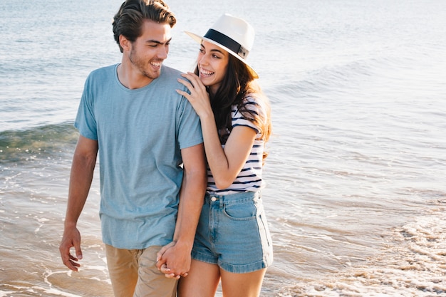 Gratis foto jong paar lopen op het strand