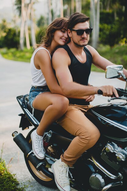 Jong paar verliefd, rijden op een motorfiets