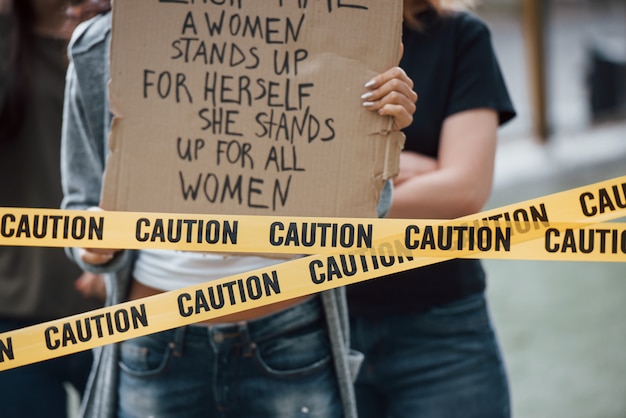 Gratis foto jong publiek. een groep feministische vrouwen protesteert buitenshuis voor hun rechten