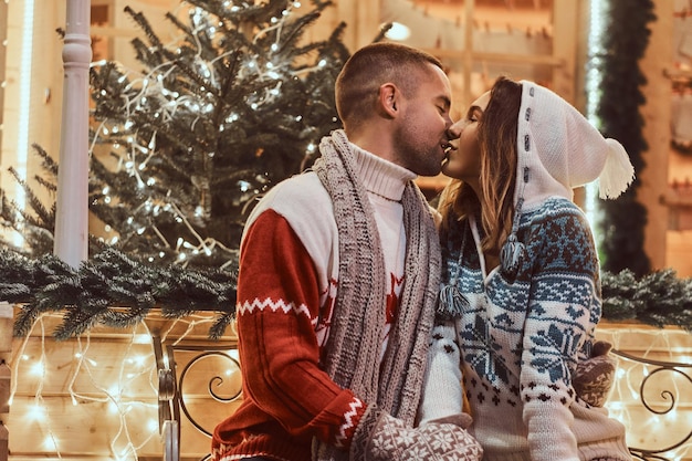 Jong romantisch koppel in de kersttijd, genietend van tijd samen doorbrengen