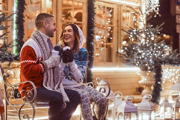 Jong romantisch koppel in de kersttijd, genietend van tijd samen doorbrengen