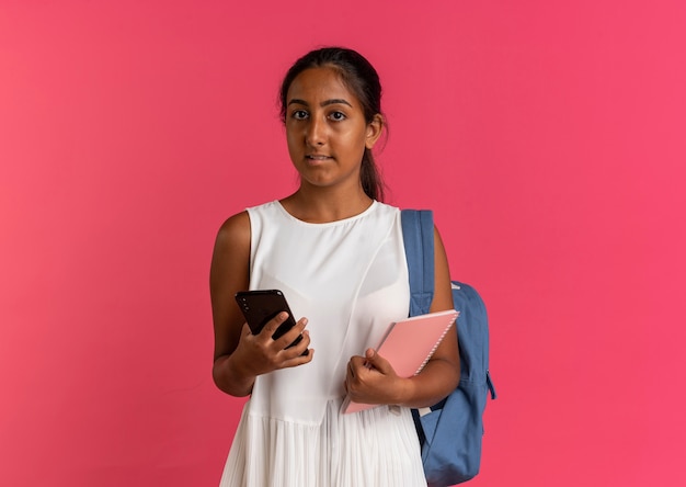 Jong schoolmeisje draagt rugzak bedrijf telefoon met notebook