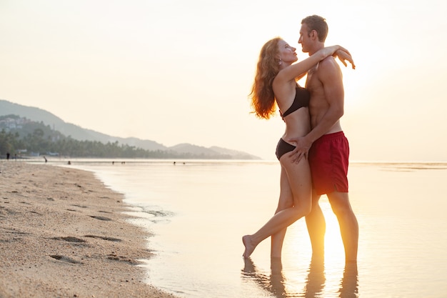 Jong sexy romantisch paar verliefd gelukkig op zomer strand samen plezier dragen van zwemkleding