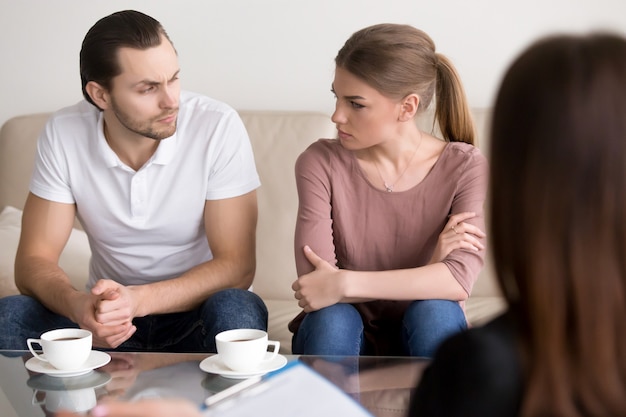 Jong stel bij psycholoog, kijken elkaar aan met haat