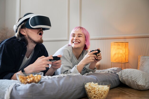 Gratis foto jong stel dat een vr-spel speelt