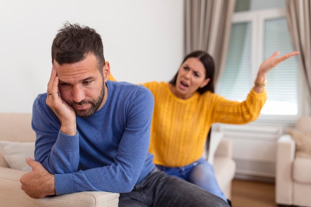 Jong stel dat ruzie heeft, conflicteert met slechte relaties Boze woedende vrouw