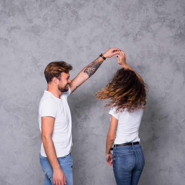 Gratis foto jong stel in het wit dansen