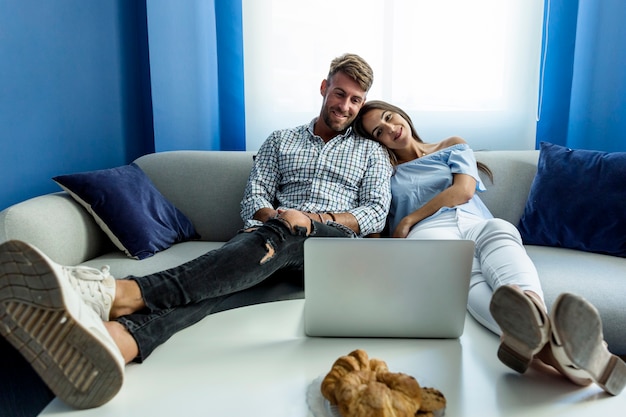 Gratis foto jong stel met een videoconferentie