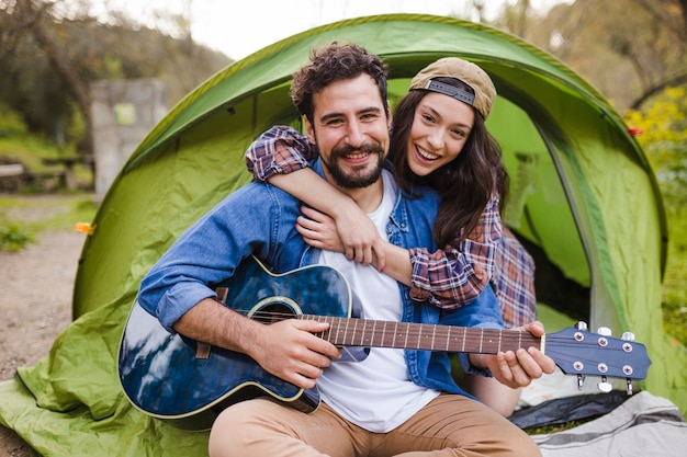 Gratis foto jong stel met gitaar