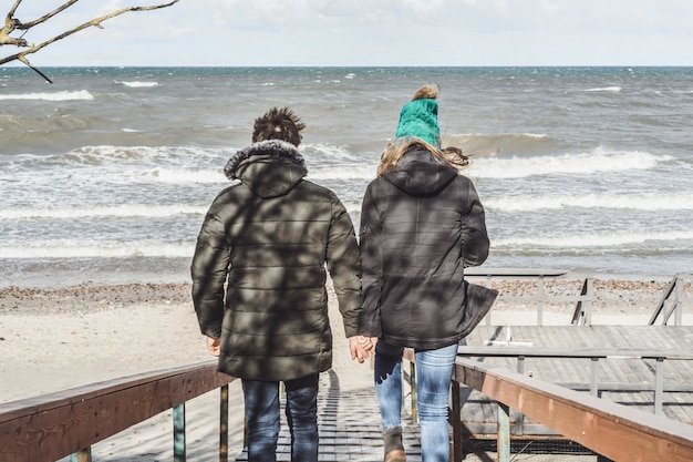 Gratis foto jong stel van de koude oostzee