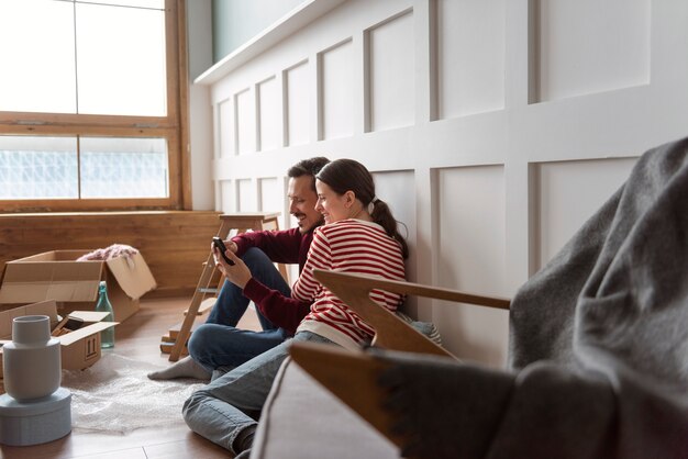 Jong stel verhuist naar een nieuw huis