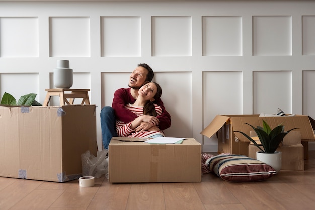 Gratis foto jong stel verhuist naar een nieuw huis