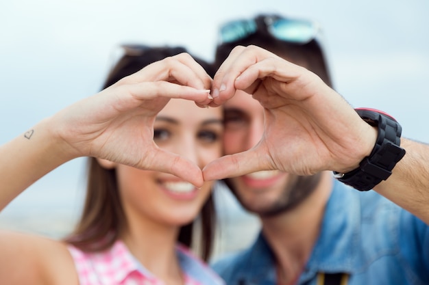 Gratis foto jong stel verliefd op de straat