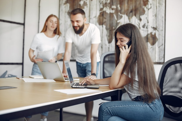 Jong team dat samenwerkt en laptop gebruikt