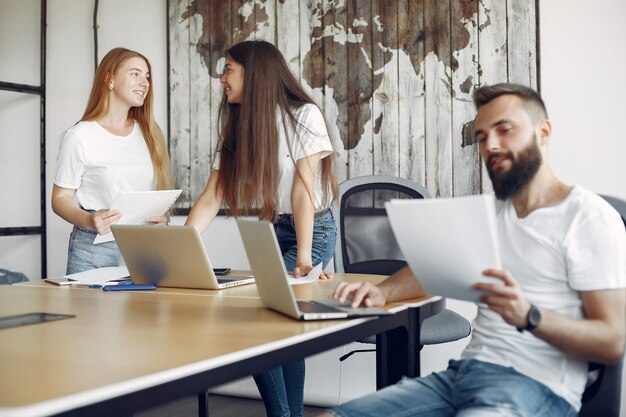 Jong team dat samenwerkt en laptop gebruikt