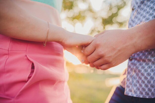 Jong verliefd stel Aantrekkelijke man en vrouw genieten van een romantische avond op het strand