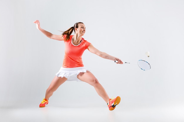 Jong vrouwen speelbadminton op wit