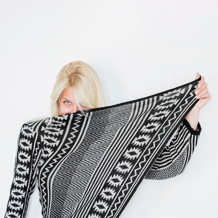 Gratis Foto jong vrouwen verbergend gezicht achter warme kleding
