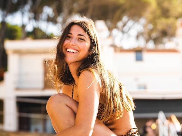 Jonge aantrekkelijke blanke vrouw in een bikini glimlachend