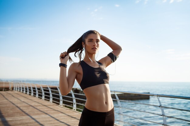 jonge aantrekkelijke fitness meisje loopt door de zee