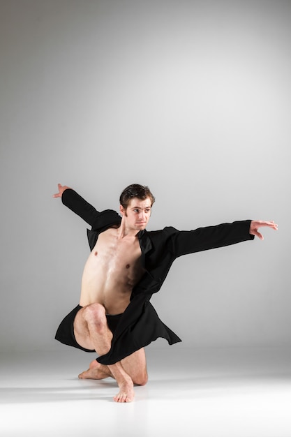 Jonge aantrekkelijke moderne balletdanser