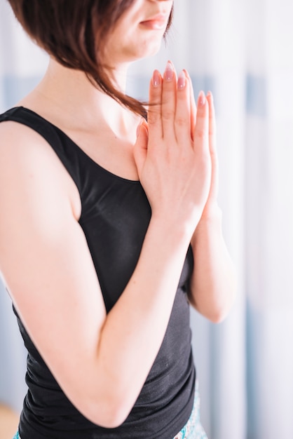 Jonge aantrekkelijke vrouw die thuis mediteert