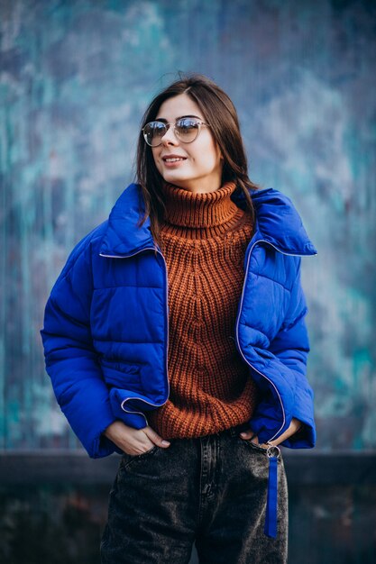 Jonge aantrekkelijke vrouw in blauwe winter jas