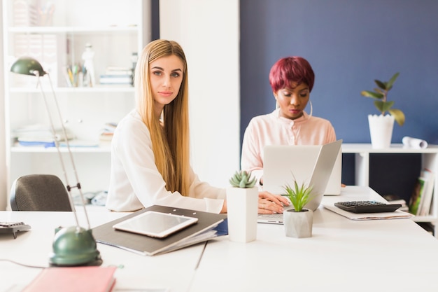 Gratis foto jonge accountant camera kijken