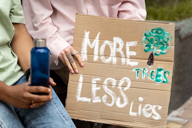 Gratis foto jonge activisten die in actie komen