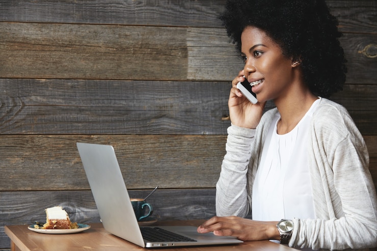 Gratis Foto jonge afrikaans-amerikaanse vrouw die laptop met behulp van