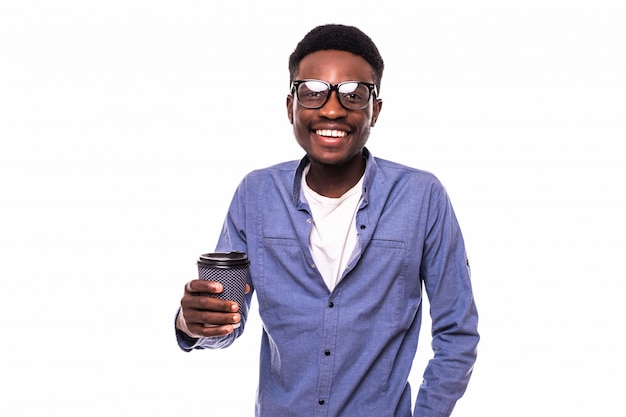 Jonge afrikaanse de koffiekop van de mensenholding die op witte muur wordt geïsoleerd