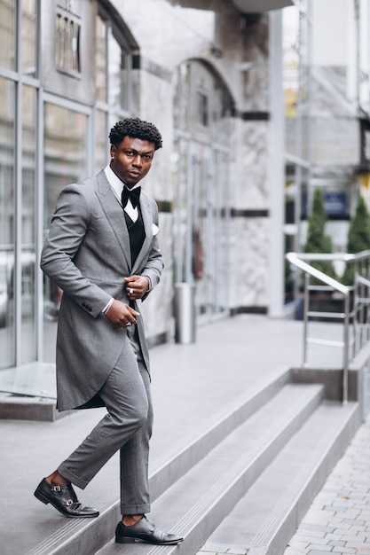 Jonge Afrikaanse zakenman in stijlvolle pak