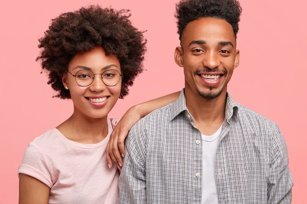 Jonge afro-amerikaanse man en vrouw