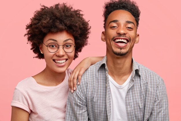 Jonge Afro-Amerikaanse man en vrouw