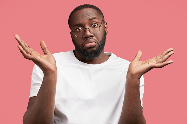 Jonge Afro-Amerikaanse man in casual T-shirt