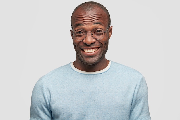 Jonge Afro-Amerikaanse man met blauw T-shirt