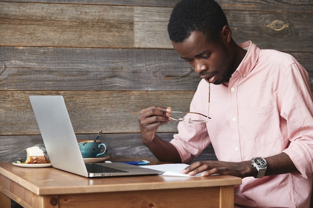 Jonge afro-amerikaanse man met laptop