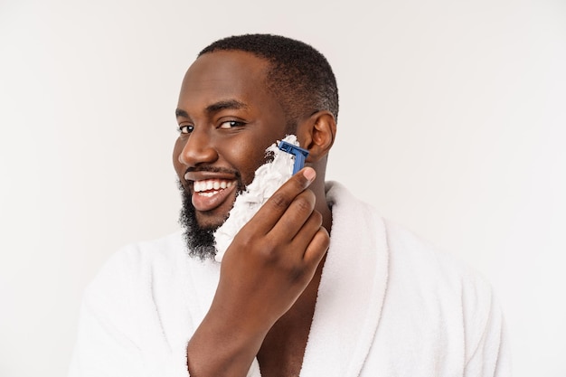 Jonge afro-amerikaanse man scheren in badkamer persoonlijke ochtendroutine hygiëne op ochtend concept