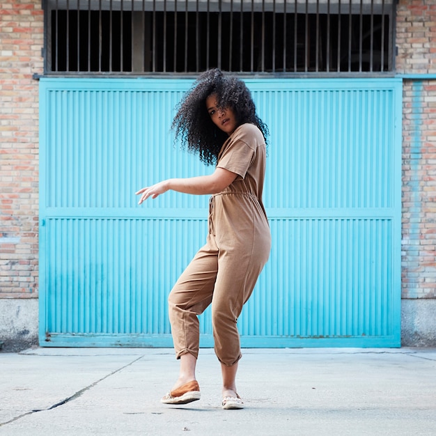 Gratis foto jonge afro-amerikaanse vrouw dansen