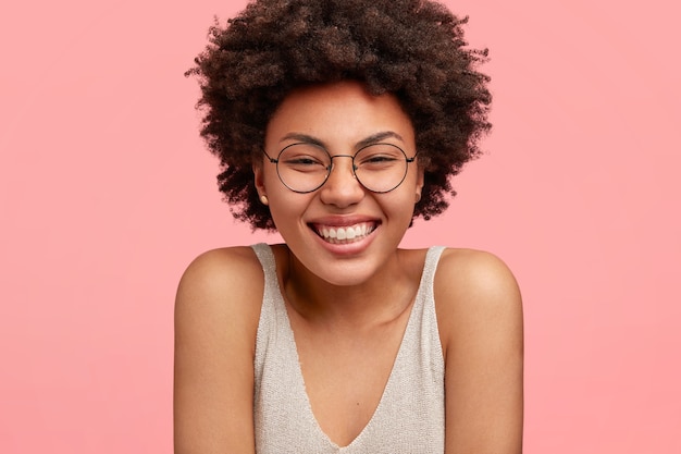 Jonge Afro-Amerikaanse vrouw die ronde bril draagt